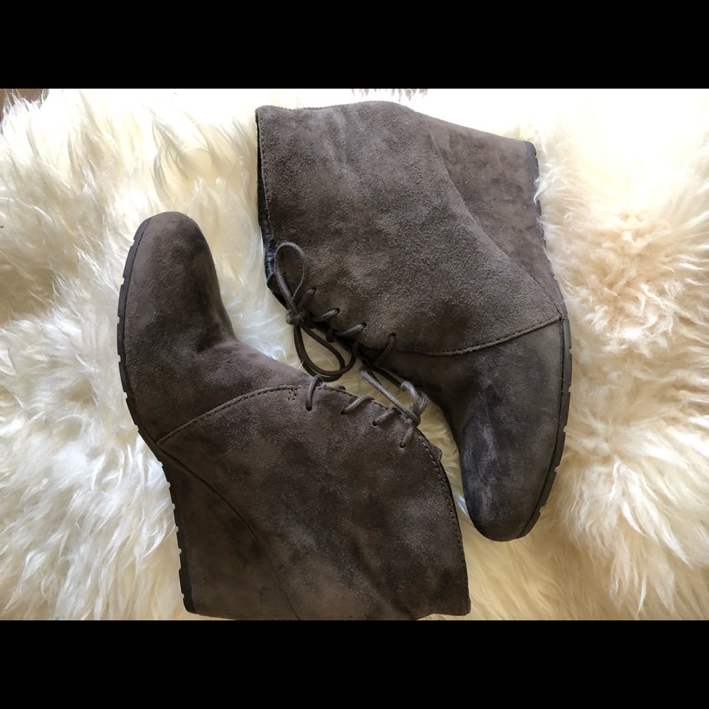 Clark’s Artisan Suede Wedge Lace Up Bootie - Picture 3 of 8
